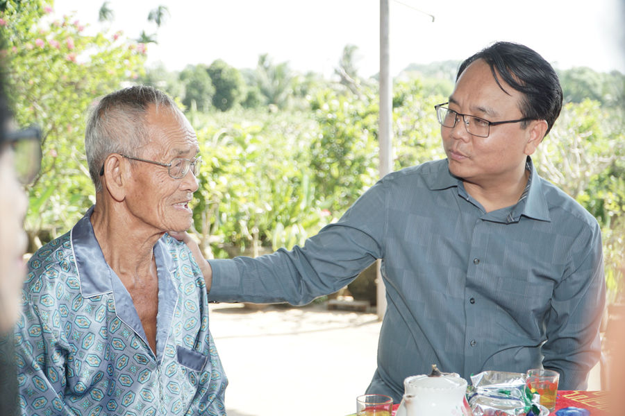 Phó Bí thư Thường trực Tỉnh ủy Lâm Đồng Đặng Hồng Sỹ thăm, tặng quà Mẹ Việt Nam Anh hùng và gia đình chính sách