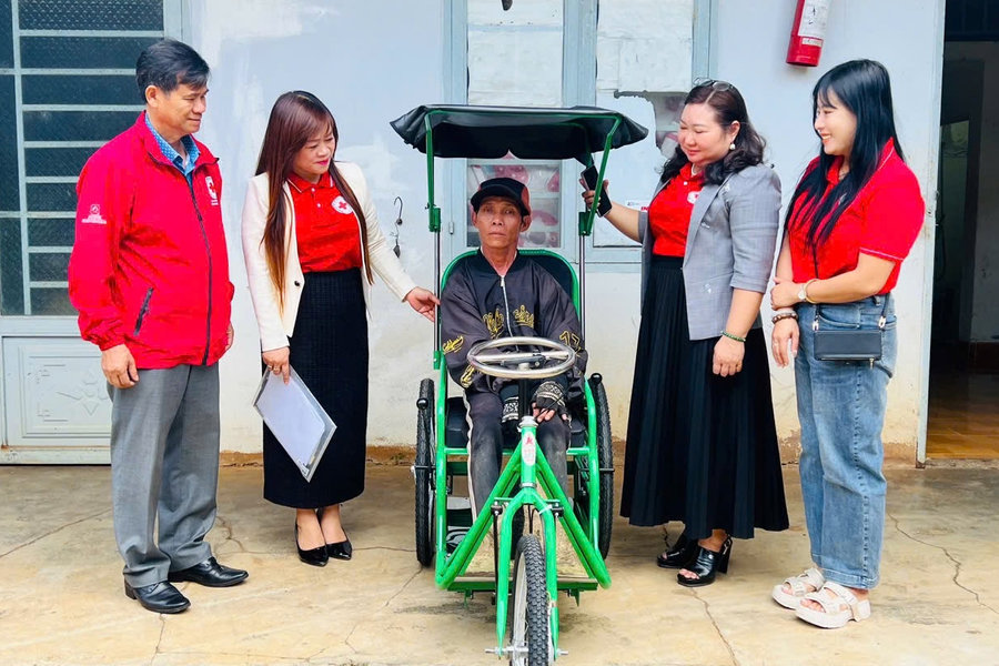 Trao phương tiện giúp người khuyết tật và hệ thống lọc nước cho trường học