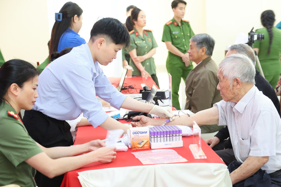 Công an Lâm Đồng thu nhận mẫu sinh phẩm ADN thân nhân liệt sĩ