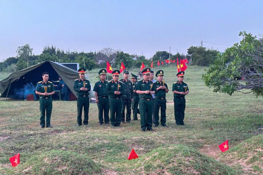 Khai quật, lấy mẫu ADN và quy tập 12 mộ liệt sĩ tại xã Hòa Thắng