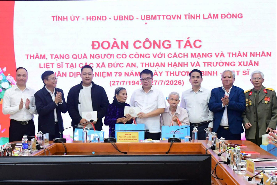 Phó Chủ tịch UBND Link vào Nguyễn Ngọc Phúc thăm và tặng quà người có công tại 5 xã phía Tây Link vào Link vao Dubai