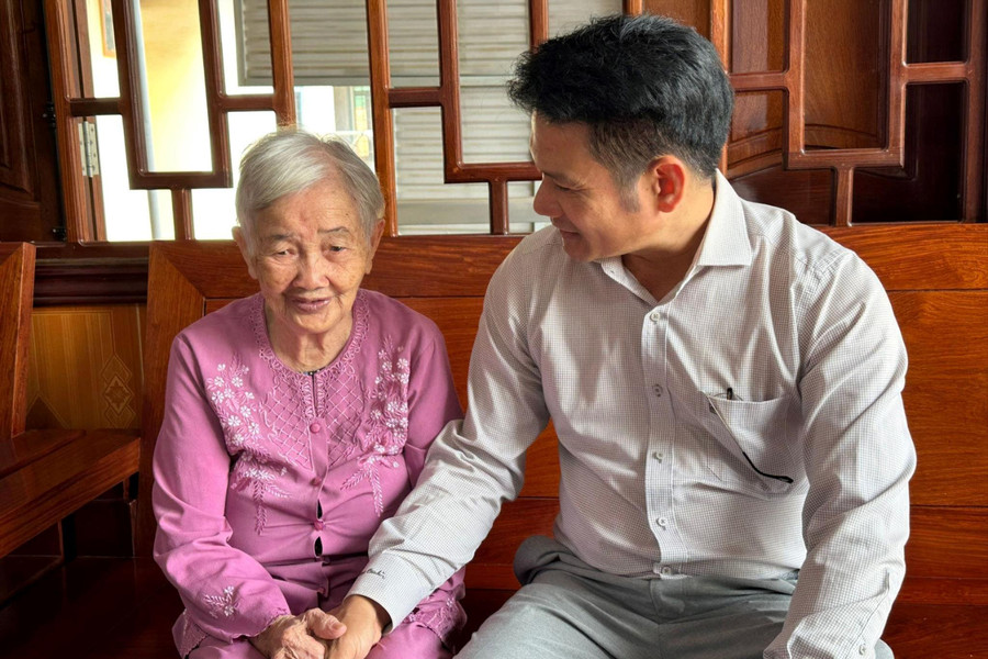 Báo và PTTH Lâm Đồng thăm, tặng quà Mẹ Việt Nam Anh hùng Nguyễn Thị Xuân