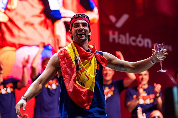 Ferran Torres vướng tin đồn hẹn hò ca sĩ Ana Mena sau chức vô địch World Cup