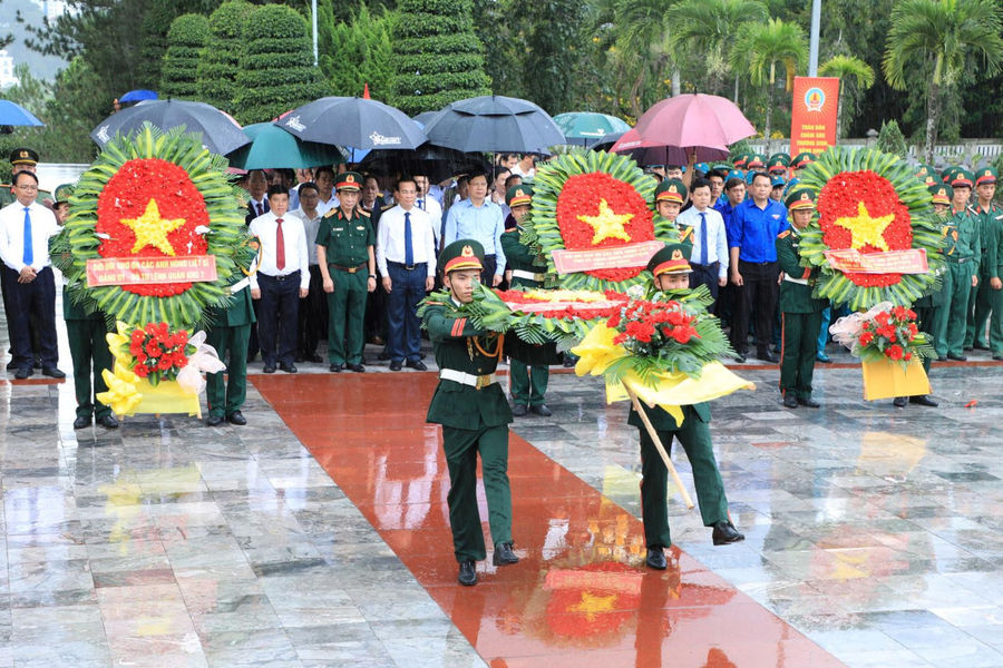 Phó Thủ tướng Chính phủ Phan Văn Giang dâng hương tưởng niệm tại Nghĩa trang Liệt sĩ Đắk Nông