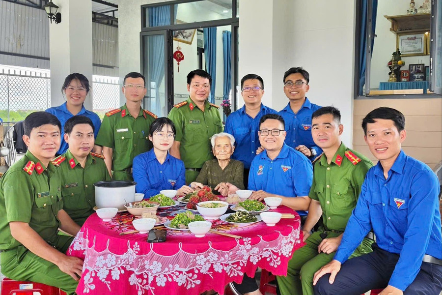 Bữa cơm tri ân Mẹ Việt Nam Anh hùng