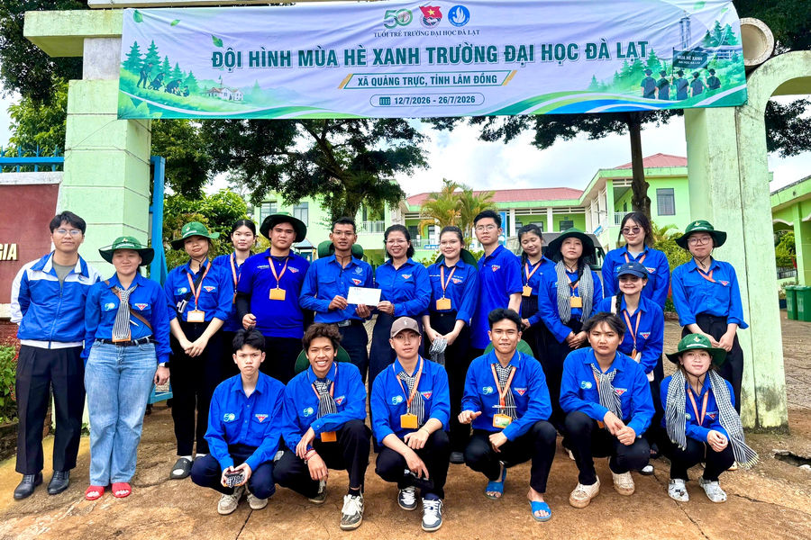 Động viên các đội hình Mùa hè xanh đang thực hiện nhiệm vụ tại cơ sở