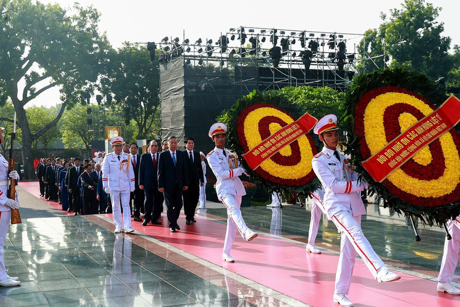 Lãnh đạo Đảng, Nhà nước dâng hương tưởng niệm các Anh hùng liệt sĩ