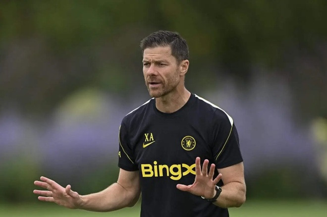 Xabi Alonso gạch tên 3 ngôi sao, trao cơ hội cho thần đồng Estevao trong danh sách du đấu của Chelsea