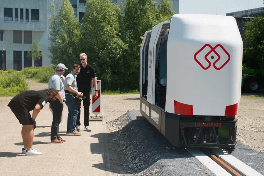 Tàu một ray tự cân bằng Monocab thử nghiệm đường ray đơn mới làm xe đưa đón nội khu