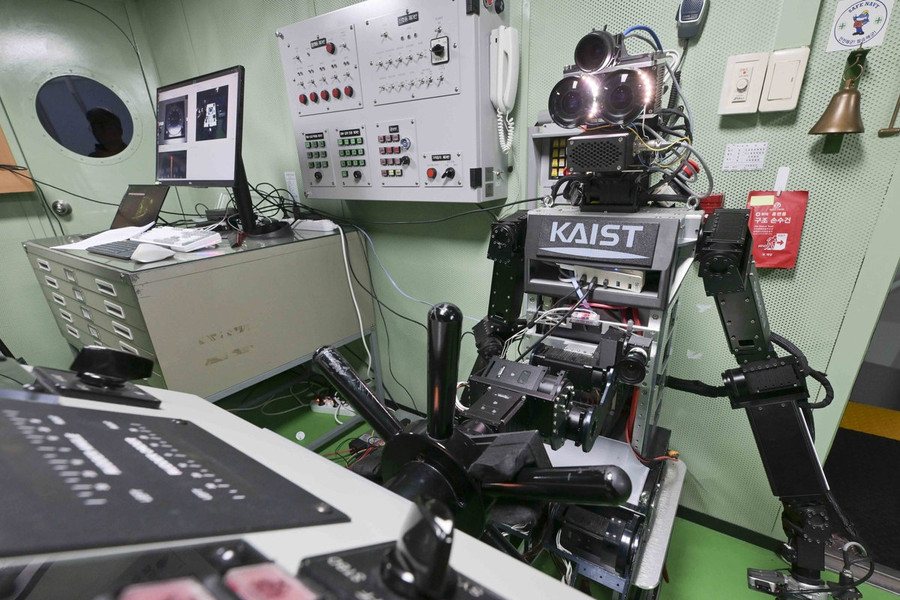 Hàn Quốc thử nghiệm thành công robot hình người PiBot điều khiển tàu chiến hải quân