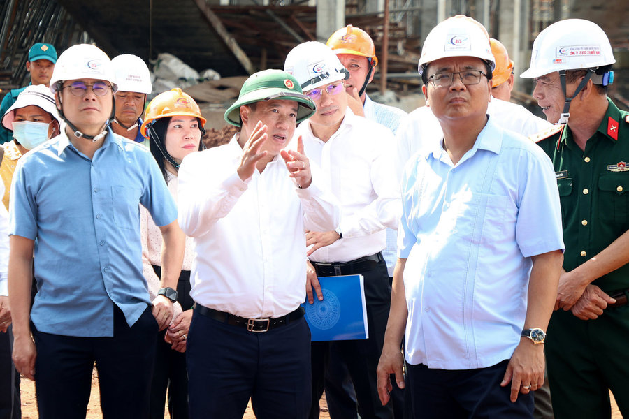 Bí thư Tỉnh ủy Lâm Đồng Y Thanh Hà Niê Kđăm kiểm tra trường nội trú liên cấp xã Quảng Trực