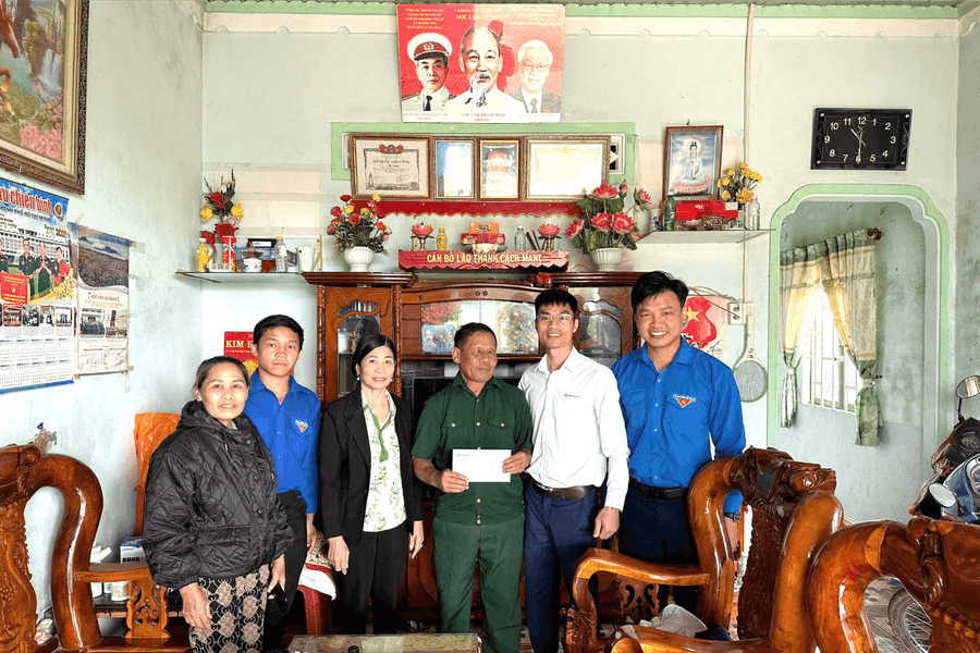 Thăm hỏi, tặng quà các gia đình chính sách nhân Kỷ niệm 79 năm Ngày Thương binh - Liệt sĩ