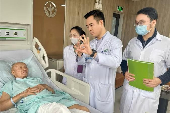 Tám giờ vi phẫu nối mạch cứu đầu gối người thương binh 85 tuổi
