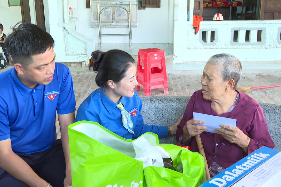 Đoàn Thanh niên UBND tỉnh thăm, tặng quà gia đình chính sách