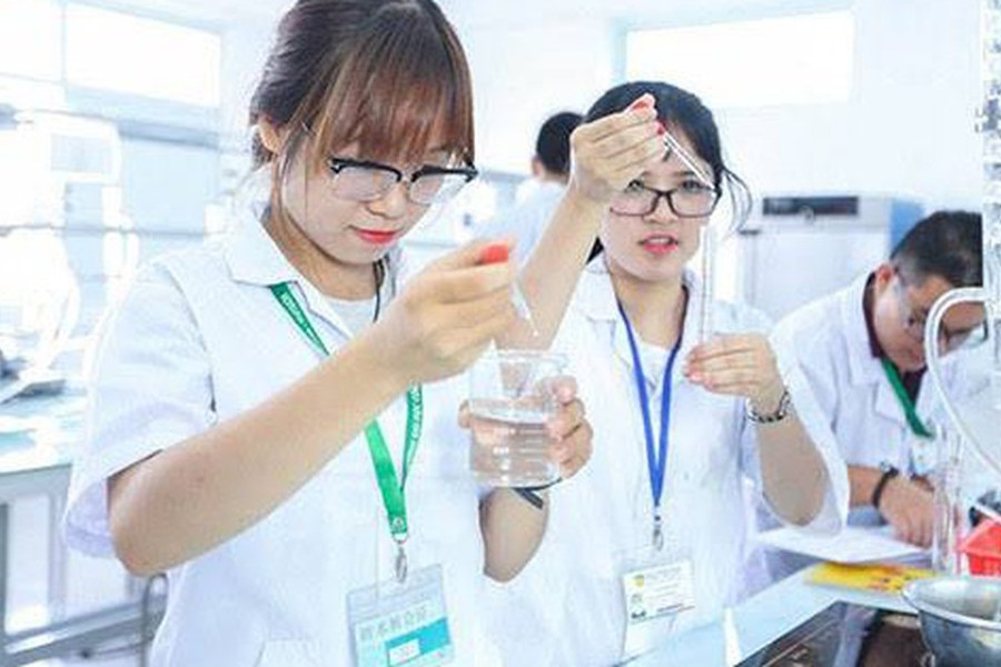 Đang hưởng lương, không được giảm học phí khi đi học