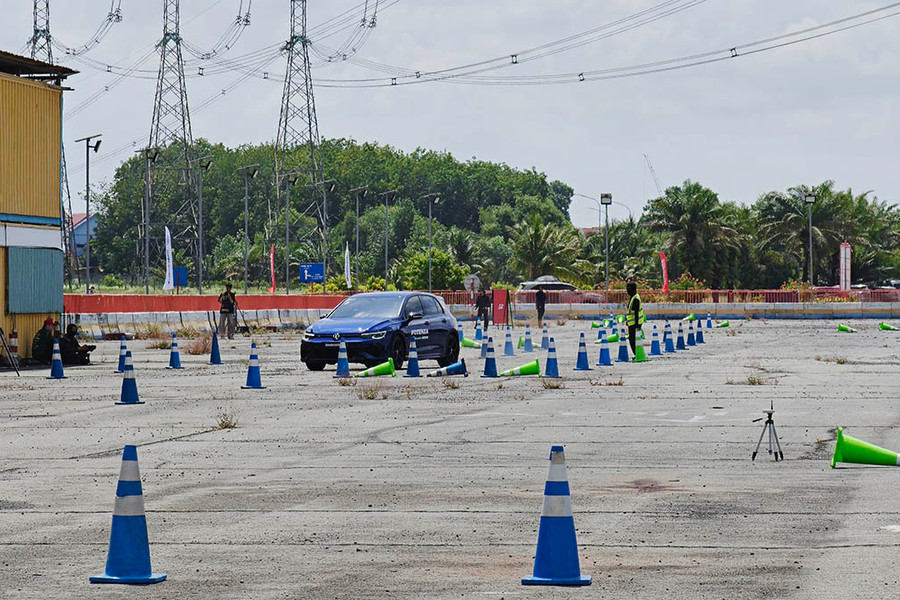 Bridgestone Potenza Adrenalin RE005 trên Volkswagen Golf R Performance có gì mới