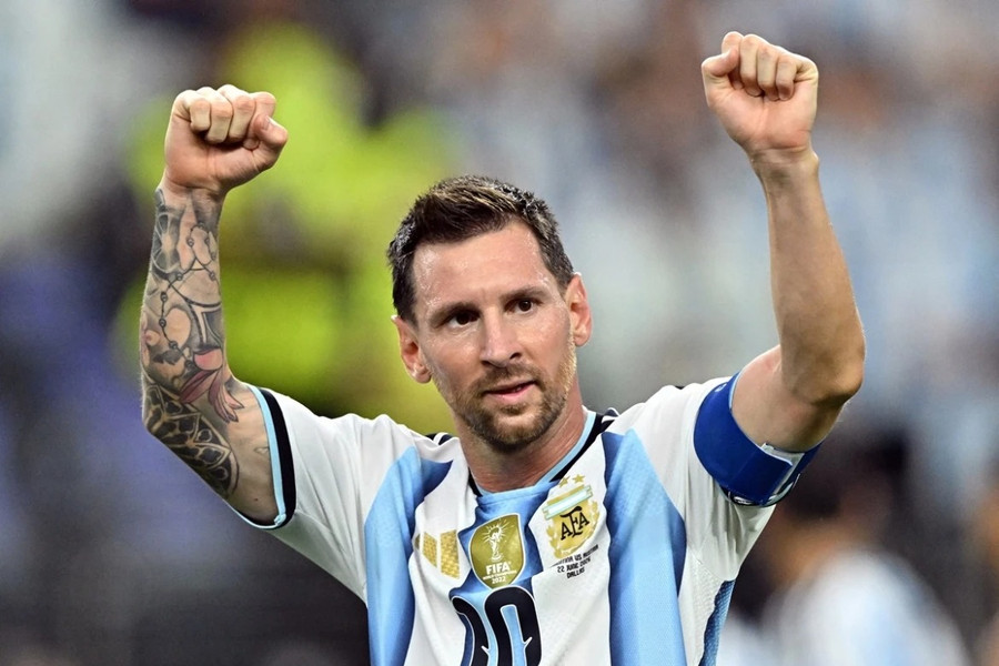 Lionel Messi trao quà tri ân tuyển Argentina: Tín hiệu khép lại một kỷ nguyên huyền thoại