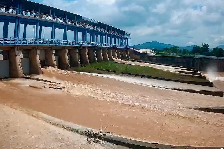 8 hồ chứa phía Đông tỉnh được điều tiết nước qua tràn, ứng phó mưa lũ