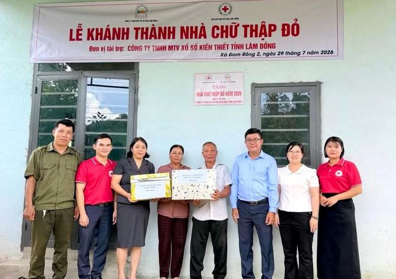 Trao tặng Nhà Chữ thập đỏ cho hộ gia đình khó khăn xã Đam Rông 2