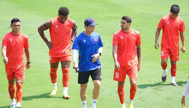 Việt Nam thắng 7-0 nhưng phải chắt chiu bàn thắng trong cuộc đua với Indonesia ở bảng A