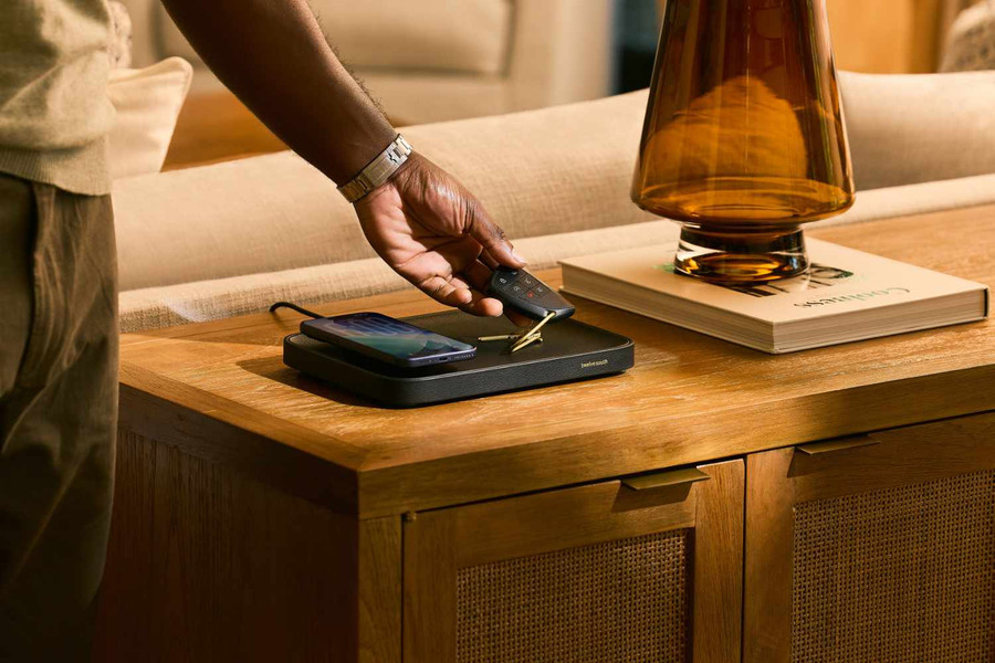 Twelve South ra mắt khay sạc không dây Valet Qi2 bọc da Nappa cao cấp với hai kích thước