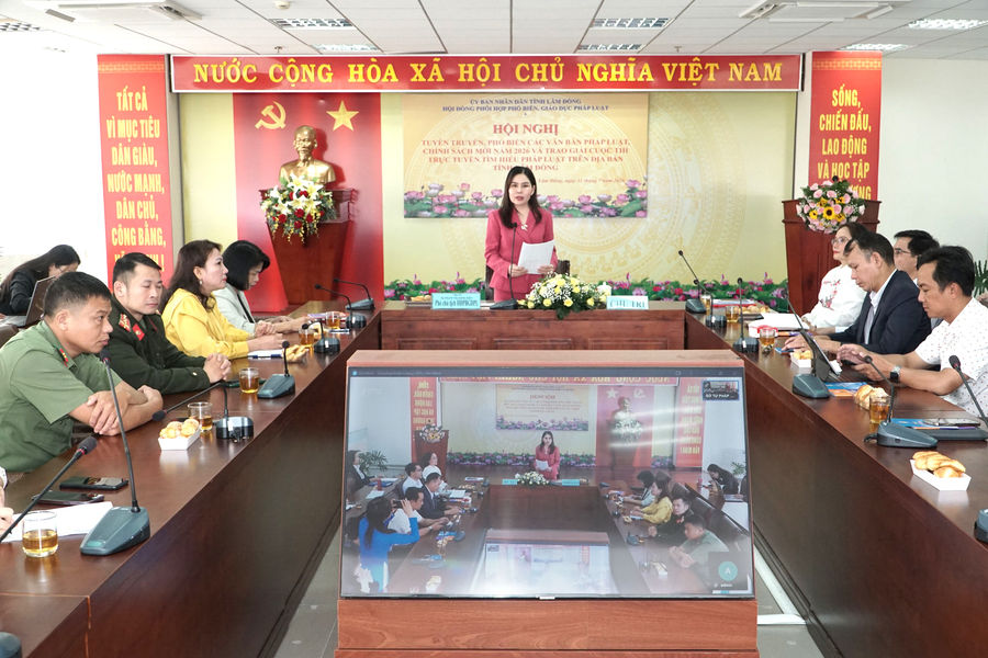 Lâm Đồng phổ biến 2 quy định mới và trao giải cuộc thi tìm hiểu pháp luật
