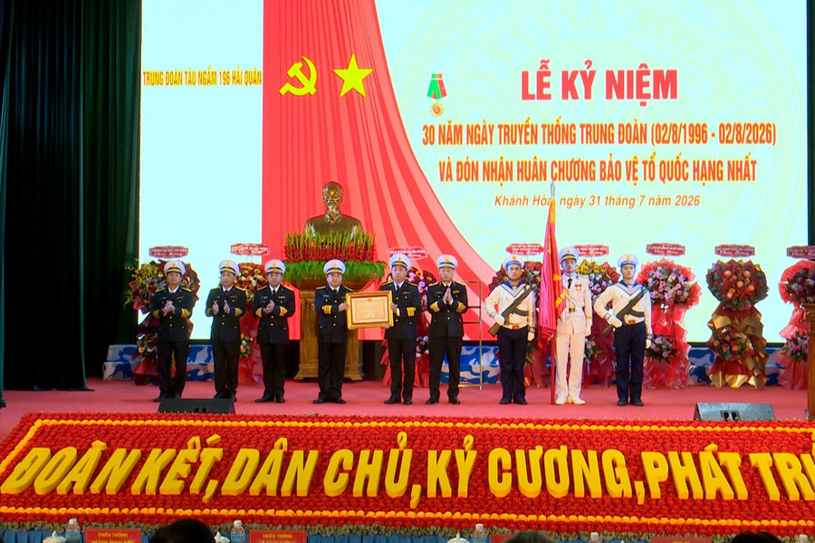 Trung đoàn Tàu ngầm 196 đón nhận Huân chương Bảo vệ Tổ quốc hạng Nhất