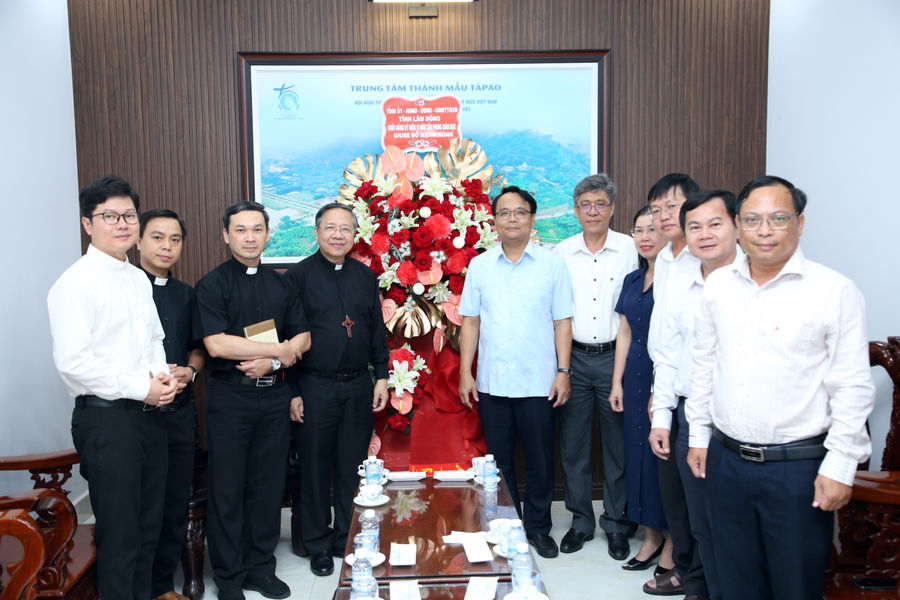 Phó Bí thư Thường trực Tỉnh ủy Lâm Đồng Đặng Hồng Sỹ thăm, chúc mừng Giám mục Giuse Đỗ Mạnh Hùng