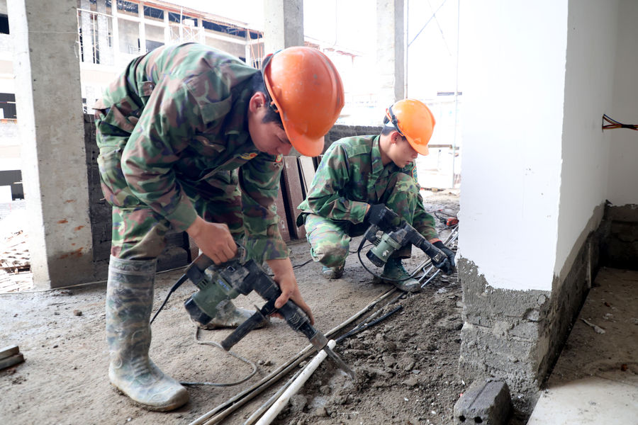 Hơn 200 cán bộ, chiến sĩ hỗ trợ xây dựng Trường PTNT liên cấp Tiểu học và THCS Quảng Trực