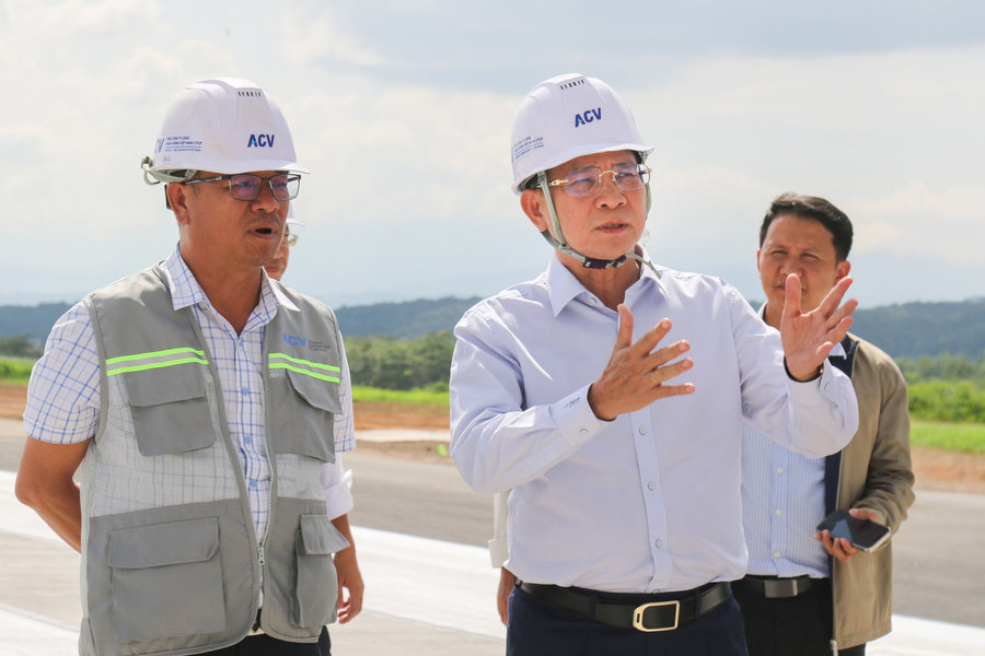 Chủ tịch UBND tỉnh Lâm Đồng Hồ Văn Mười kiểm tra thực địa tại Cảng hàng không quốc tế Liên Khương