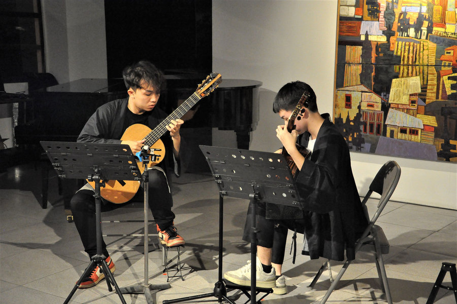 Vietnamese-Thai guitar duo brings classical music to Da Lat