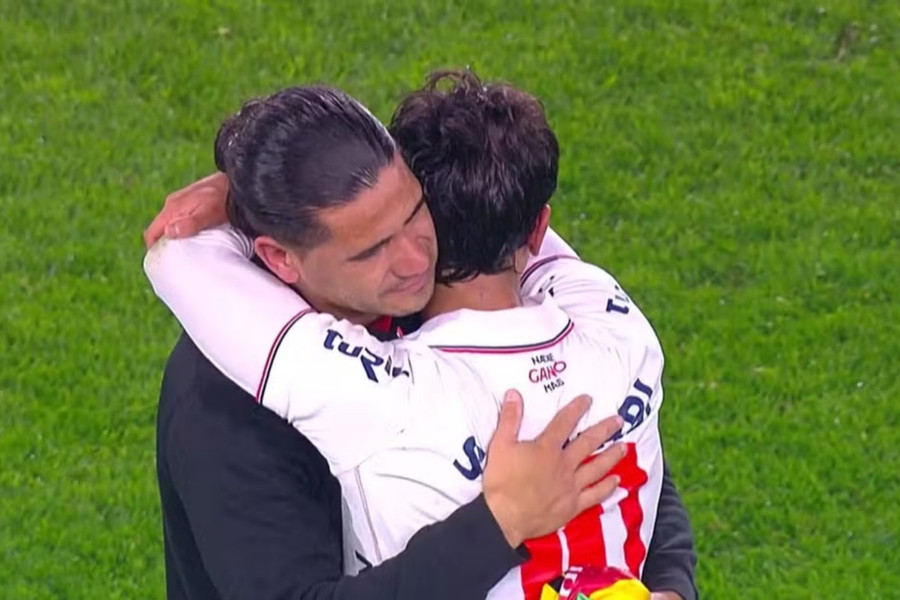 Khoảnh khắc lịch sử bóng đá Uruguay: Cha con nhà Dos Santos bật khóc ngày đối đầu