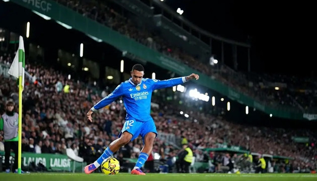 Mourinho biến Alexander-Arnold thành tiền vệ để giải bài toán Dumfries tại Real Madrid