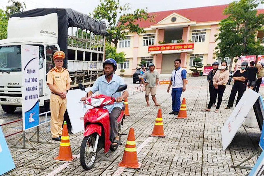 Đưa kỹ năng lái xe an toàn đến người dân