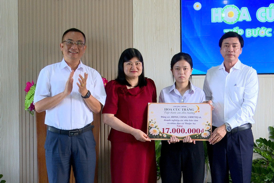“White Chrysanthemum” Student Hoang Thi Thu Trang Receives Nearly VND111 Million in Support