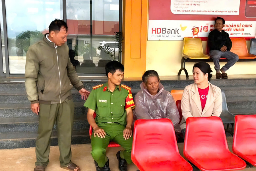 Công an xã Tuy Đức giúp một người đi lạc về với gia đình