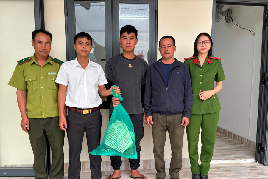 Người dân Lâm Đồng tự nguyện giao nộp cá thể trăn gấm quý hiếm