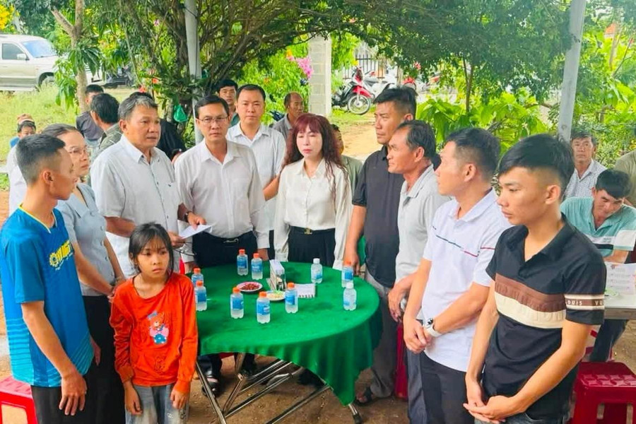 Lãnh đạo phường Mũi Né thăm hỏi, động viên gia đình nạn nhân bị tai nạn lao động