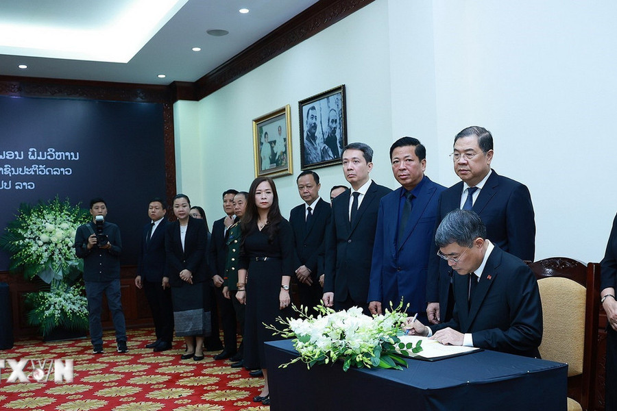 Thủ tướng Lê Minh Hưng viếng Chủ tịch Quốc hội Lào Xaysomphone Phomvihane