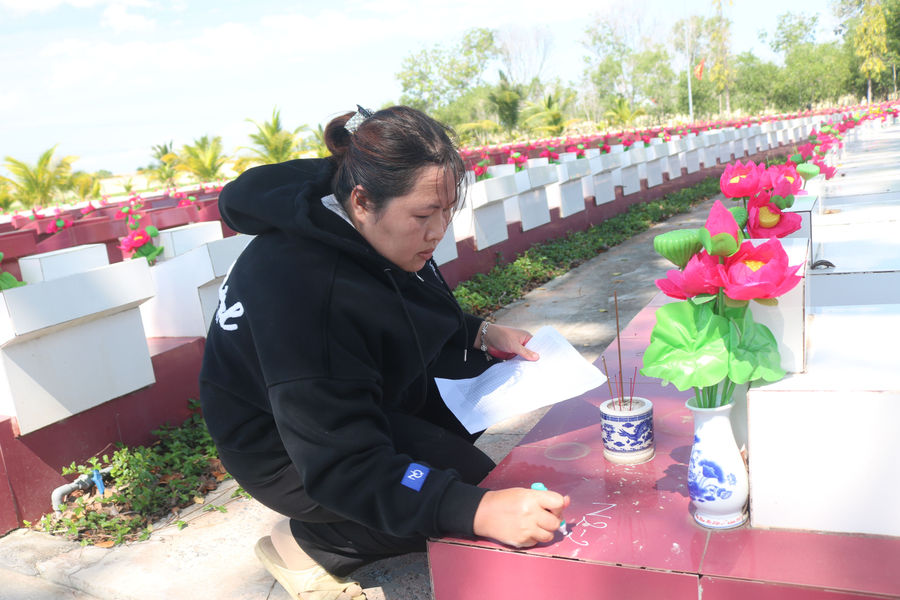 Nữ quản trang trẻ tận tâm