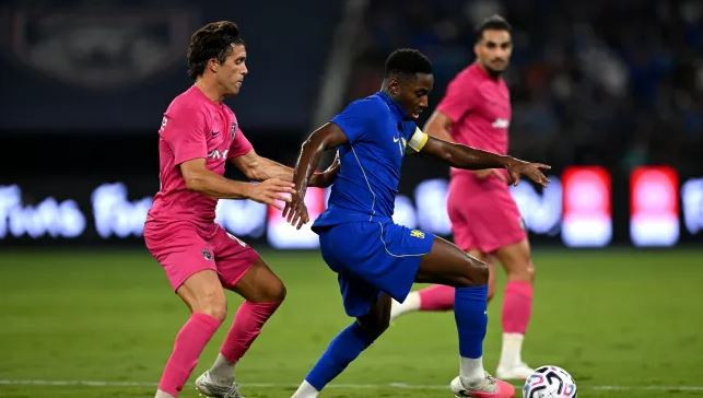 Dario Essugo bất ngờ đeo băng đội trưởng Chelsea trong trận giao hữu hòa Johor Darul Ta'zim