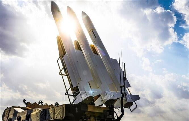 Tuyên bố của Vệ binh Cách mạng Iran về công nghệ tên lửa đạn đạo thay đổi quỹ đạo khi bay
