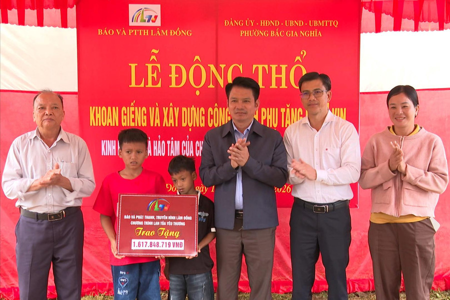 Báo và PTTH Lâm Đồng động thổ khoan giếng, xây dựng công trình phụ cho cháu K'Vin