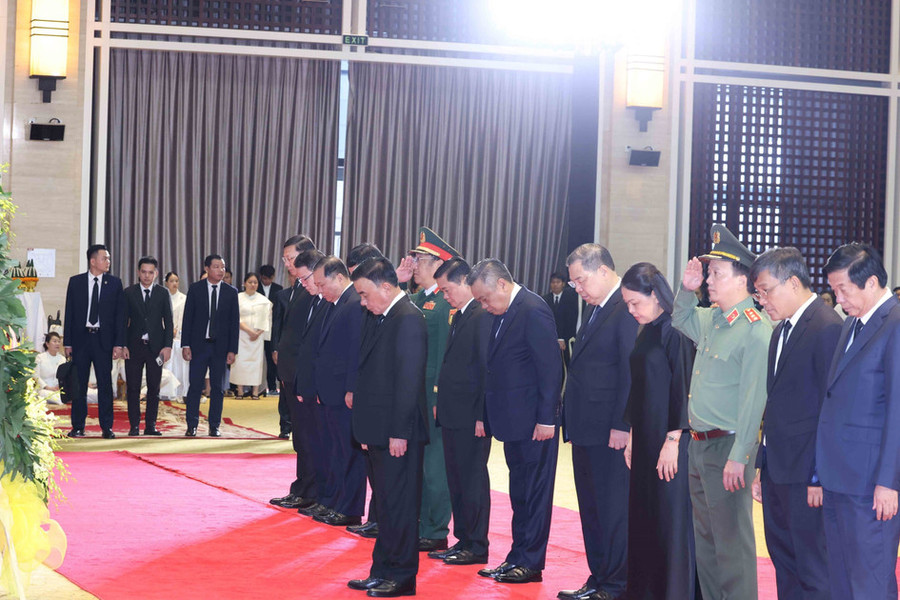 Đoàn lãnh đạo cấp cao Đảng, Nhà nước Việt Nam viếng Chủ tịch Quốc hội Lào Saysomphone Phomvihane
