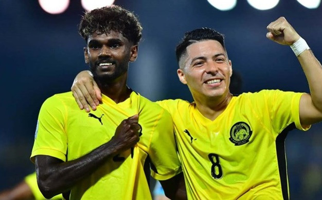 Chân sút Pavithran của Malaysia đe dọa hàng thủ tuyển Việt Nam tại bán kết ASEAN Cup 2026