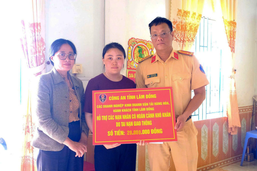 Thăm hỏi 4 trẻ mồ côi cha mẹ sau tai nạn giao thông