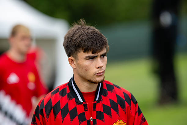 Manchester United giải bài toán vị trí hậu vệ trái nhờ tài năng trẻ Harry Amass