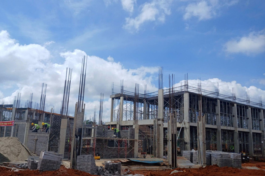Lâm Đồng đảm bảo y tế cho lực lượng hỗ trợ xây dựng trường nội trú vùng biên