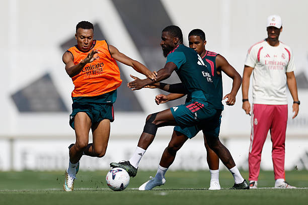 Rio Ferdinand mơ về 4 siêu sao tỷ bảng cho MU và thực tế phũ phàng thời Michael Carrick