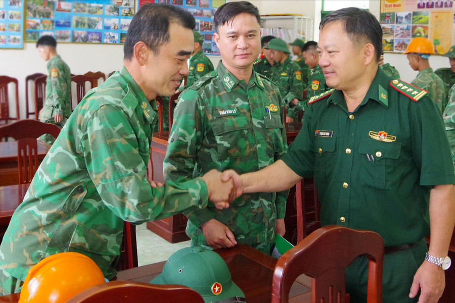 Động viên lực lượng biên phòng hỗ trợ xây dựng trường nội trú Quảng Trực